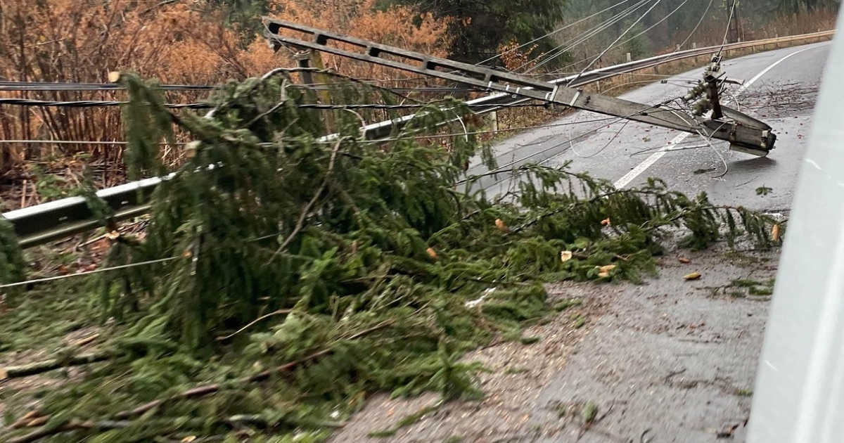 Az úttestre dőlt egy villanyoszlop Szentegyháza és Lövéte között