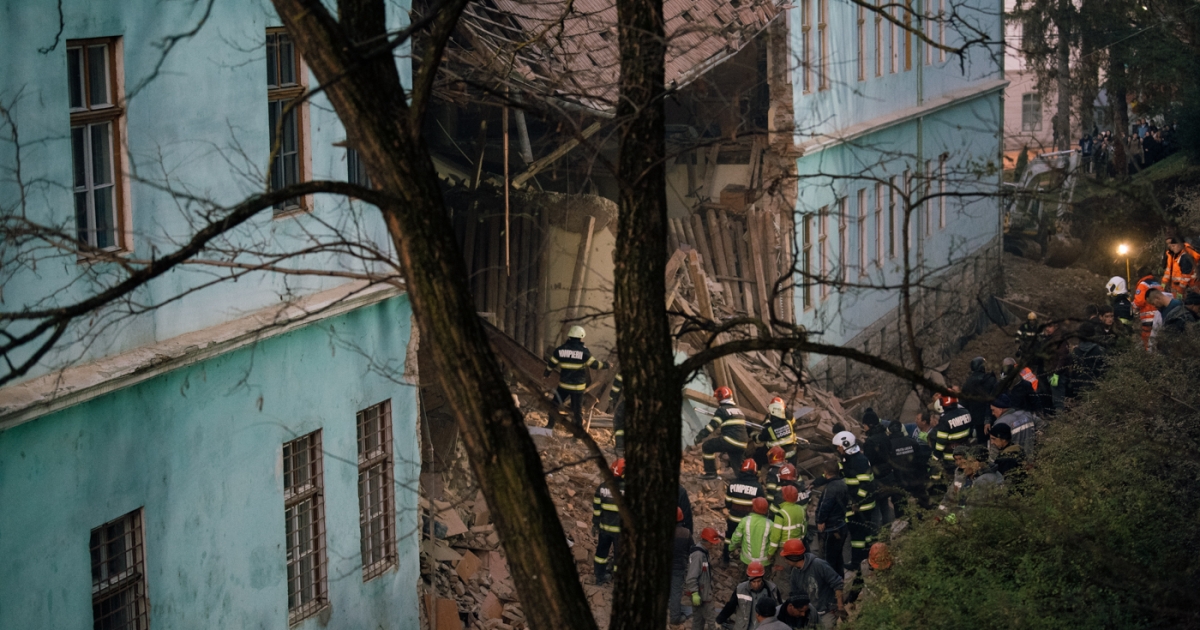Sürgősen be kéne tömni a bentlakás melletti árkot, de egyelőre nem közelíthető meg az épület