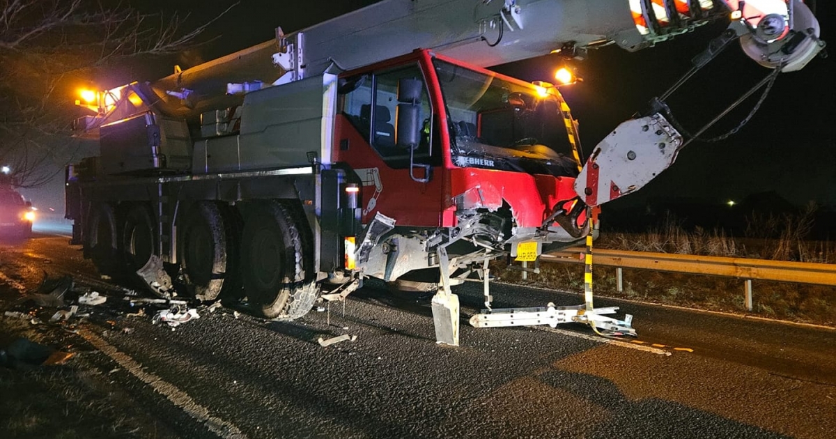 Személygépkocsi és autódaru ütközött Csíkszenttamás közelében