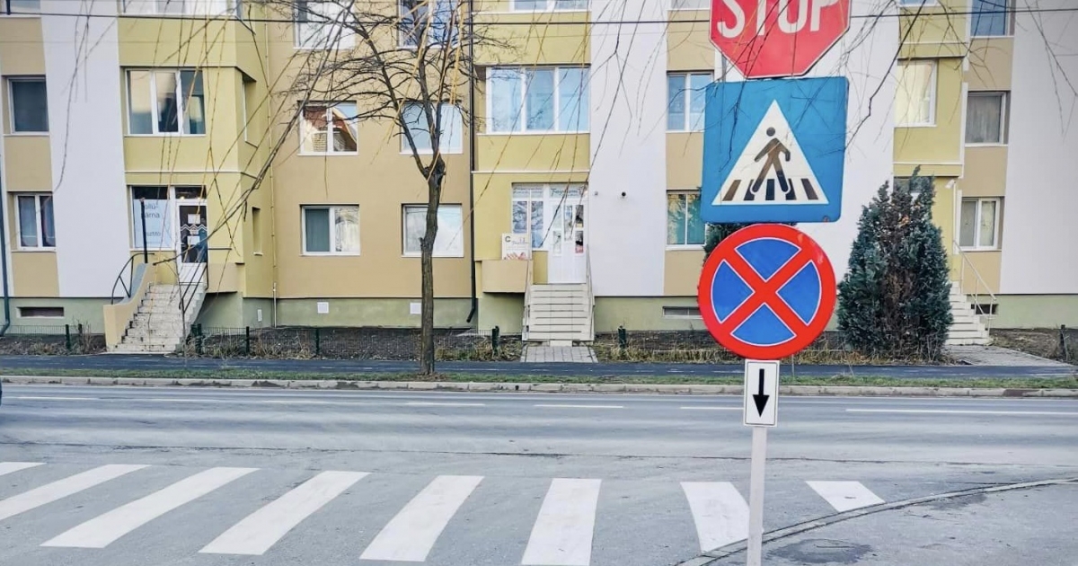 Ezentúl tilos a parkolás a Stadion utcában, az iskola felőli oldalon