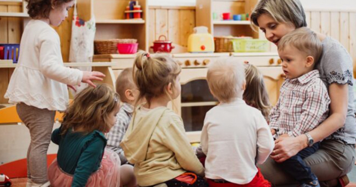 Akár 1500 lejes adójóváírást kaphatnak a szülők a bölcsődei és óvodai költségek fedezésére