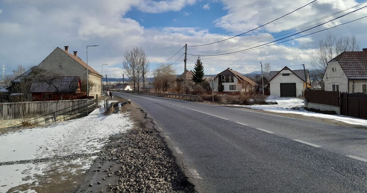 Járdán a veszélyes út mentén