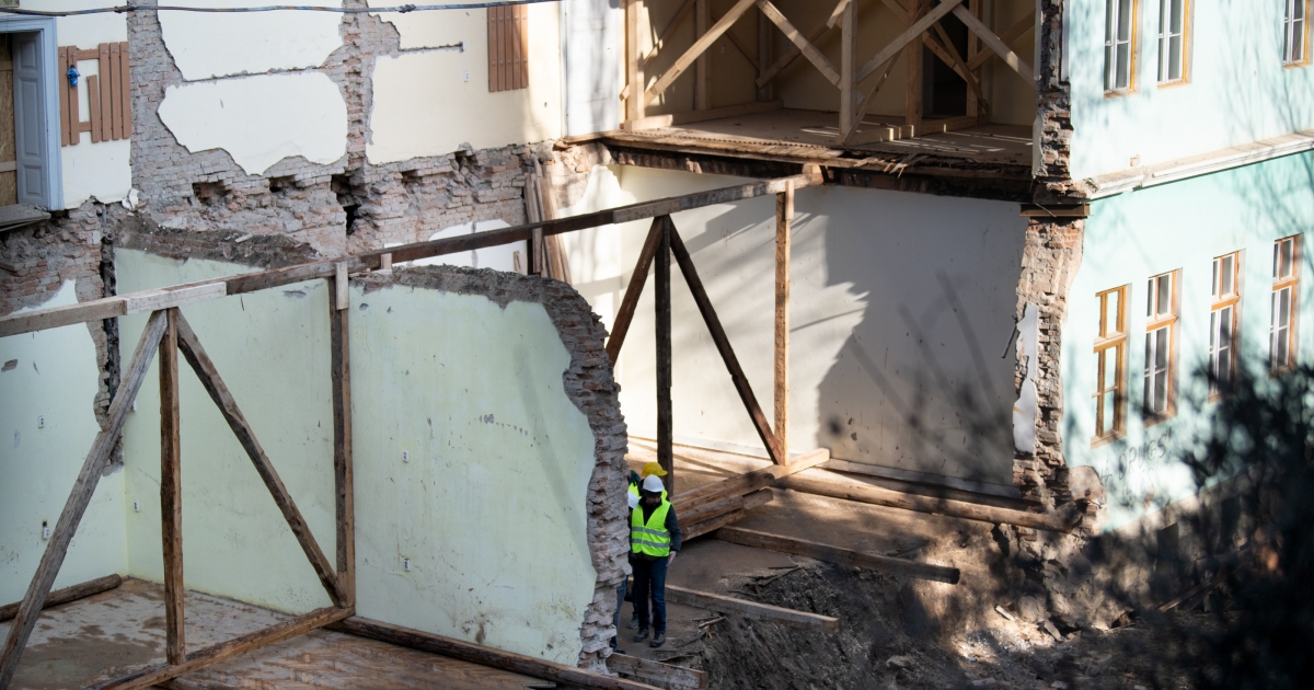 Eltakarították a romokat, és elkészült az ideiglenes tető is a gimi bentlakásánál