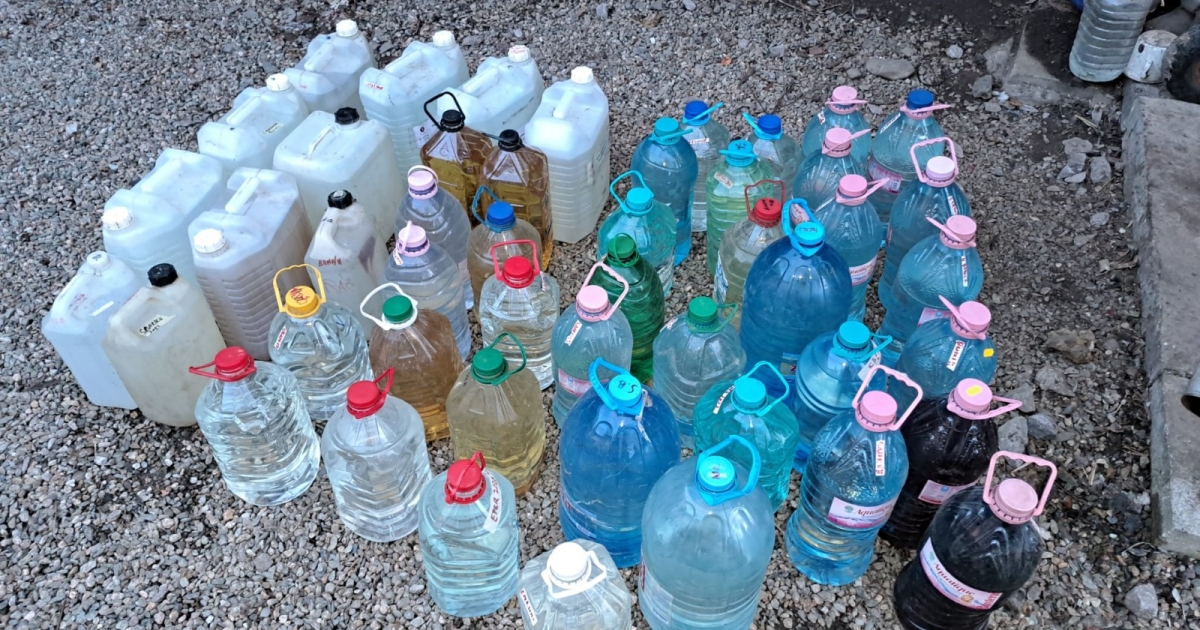 Házkutatások Gyergyószéken: 1500 liter szeszt, cigarettát, házi pálinkafőzőket foglaltak le a rendőrök