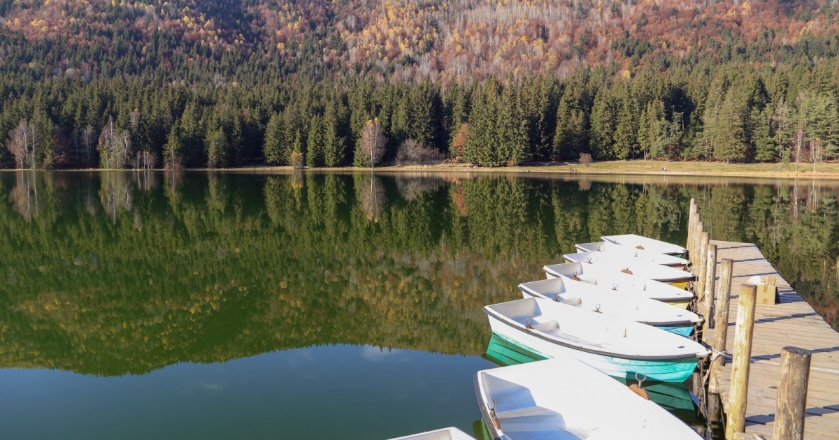 Napelemes töltőállomások telepítésén gondolkodnak a Szent Anna-tónál