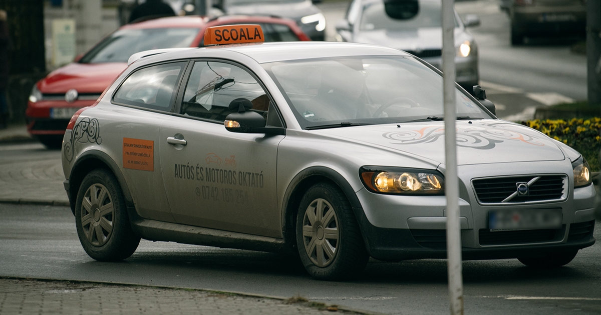 A sofőriskola fedezésére nyerhetnek támogatást a hátrányos helyzetű fiatalok