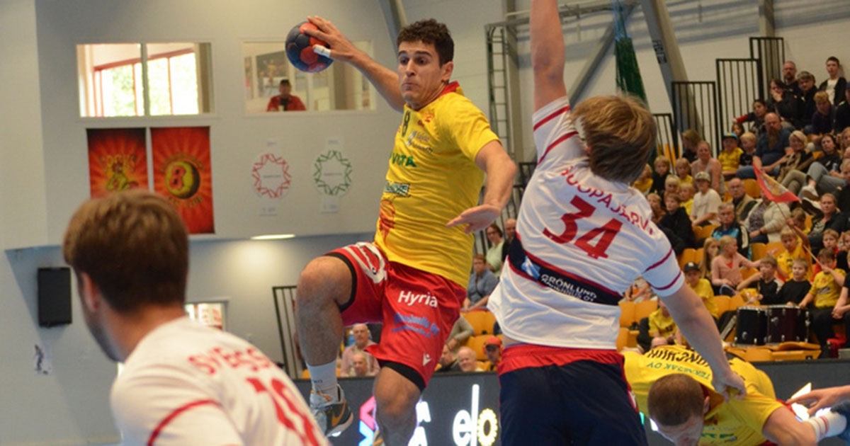 Fekete a szőkék között