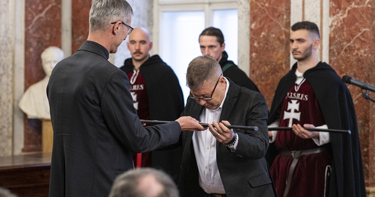 Balassi Bálint-emlékkarddal ismerték el Fekete Vince munkásságát