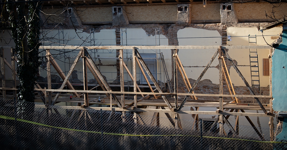 Törmelékmentesítették a részben beomlott bentlakás épületét