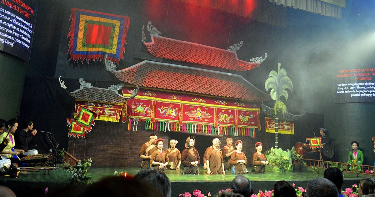 Vízre vitték a színházat