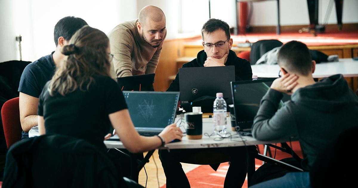 Hét informatikuscsapat fejleszt programokat 48 órán át