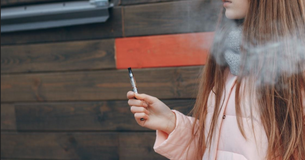 Tilos elektromos cigarettát vagy bármilyen dohányterméket eladni kiskorúaknak