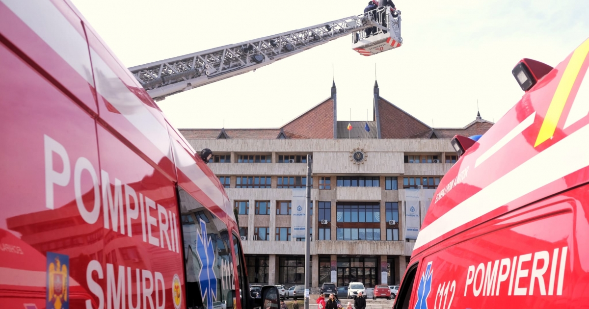 Szirénák hangjától és gyermekzsivajtól volt hangos a csíkszeredai Szabadság tér