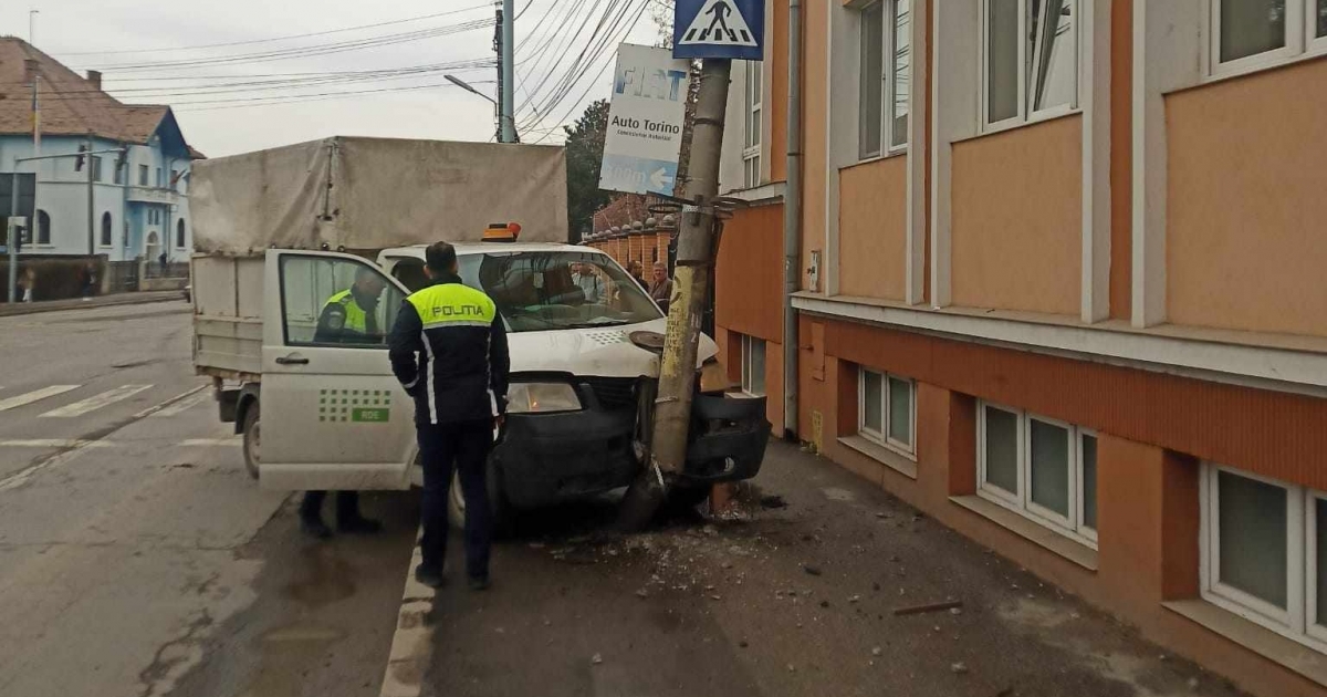 Vezetés közben lett rosszul a sofőr, aki villanyoszlopnak csapódott Székelyudvarhelyen