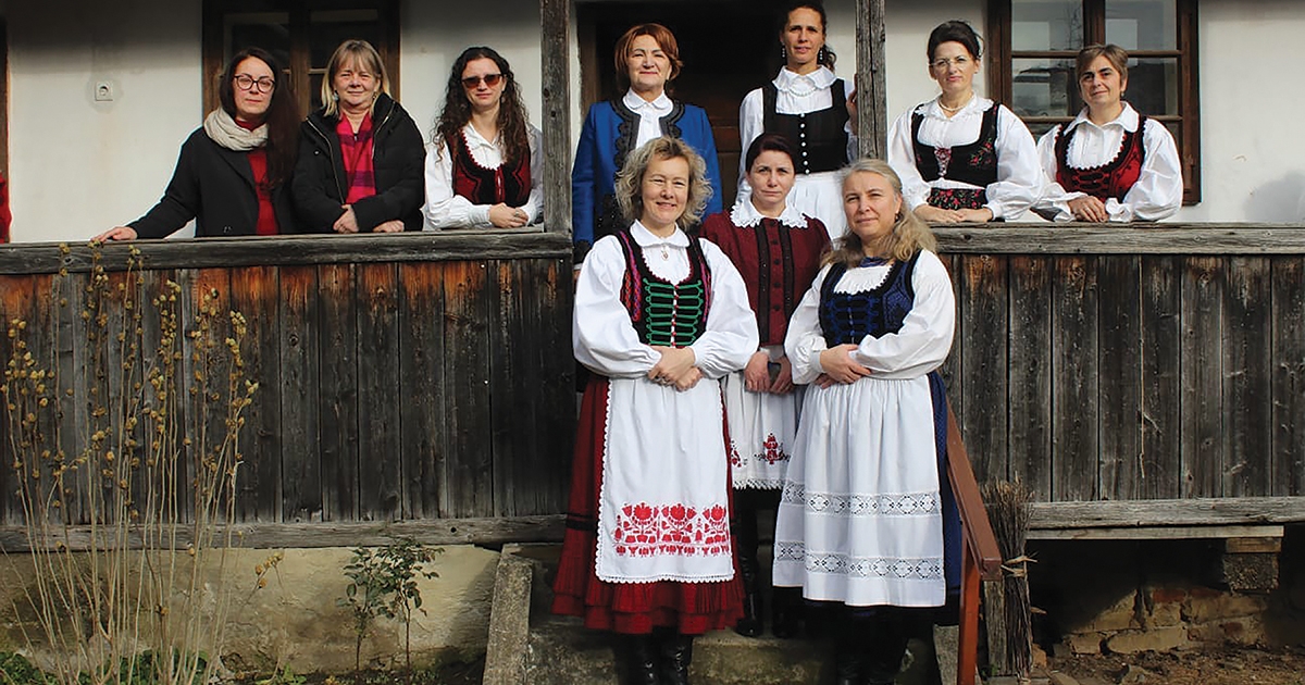 Új, festett bútorzatot kapott a székelymagyarosi gyülekezeti terem