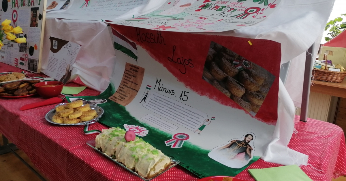 A gyergyóújfalvi iskolások megsütötték az egykori Pilvax kávéház kínálatát