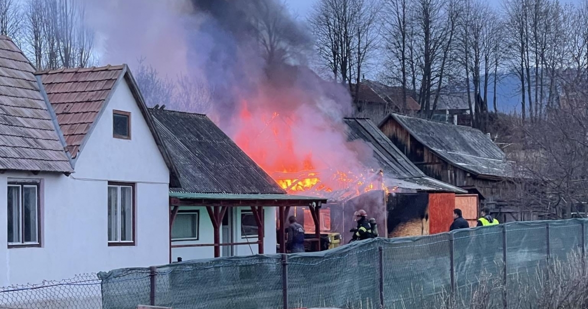 Leégett egy garázs Csibában, a benne lévő autó is megsemmisült
