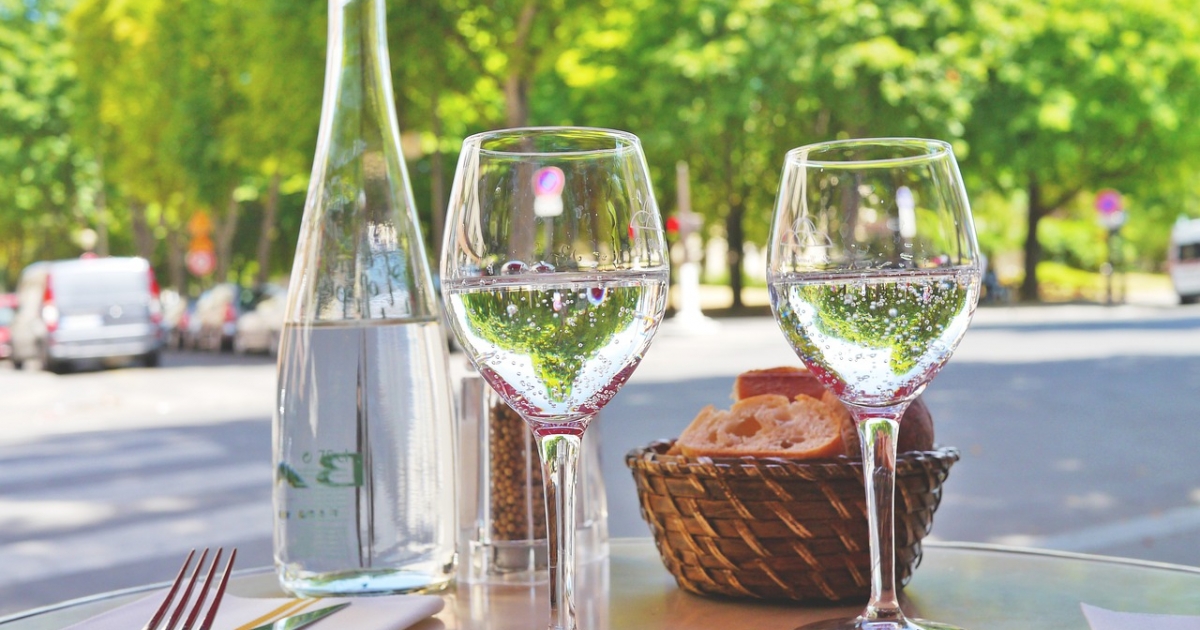 Hamarosan kötelesek lesznek ingyen ivóvizet biztosítani vendégeiknek az éttermek