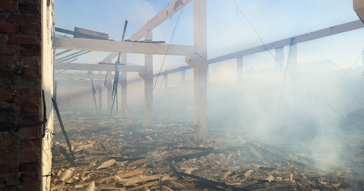 Kigyulladt egy csarnok Gyergyószentmiklóson, Ro-Alert-figyelmeztetést is küldtek emiatt