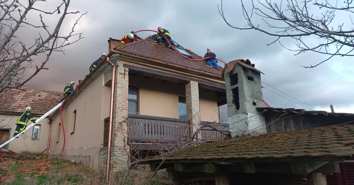 Kigyulladt egy ház kéménye Csíkszentkirályon