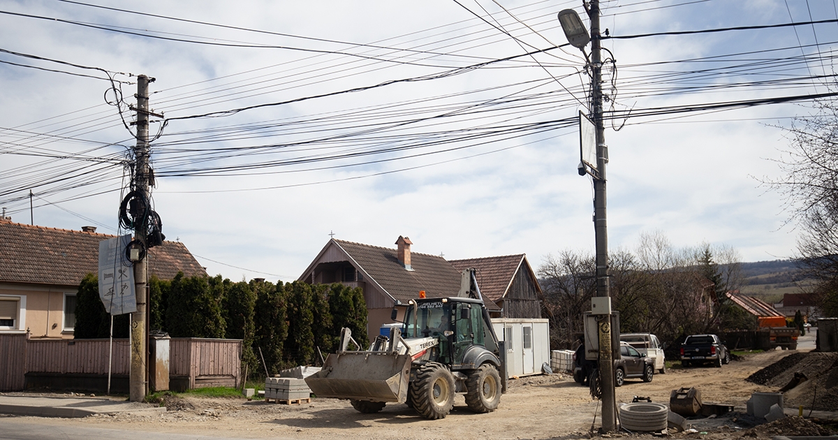 Villanyoszlopok a bővítés útjában