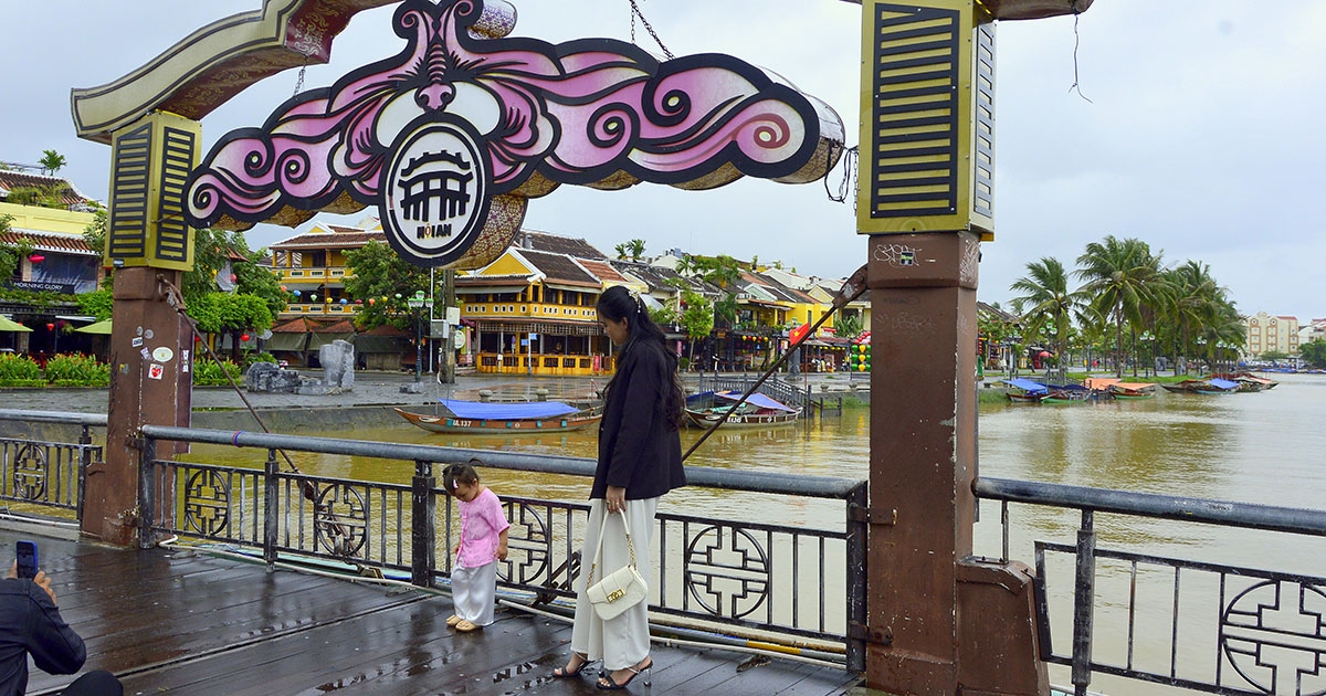 Festmények és márványbútor