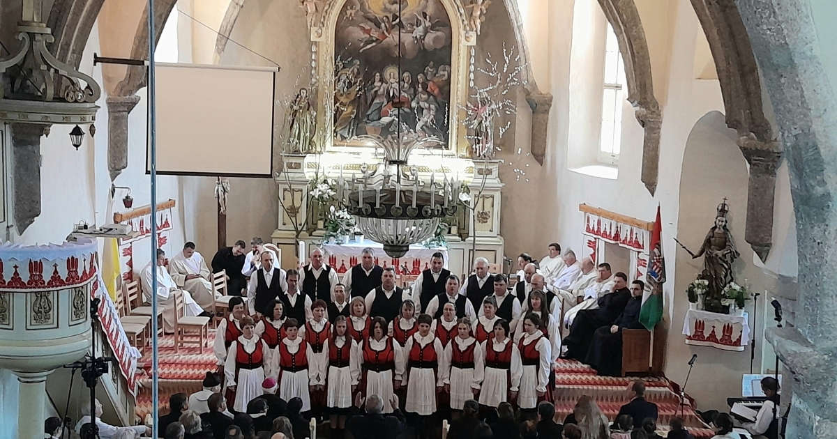 „Istent dicsőíteni és énekelni jó”