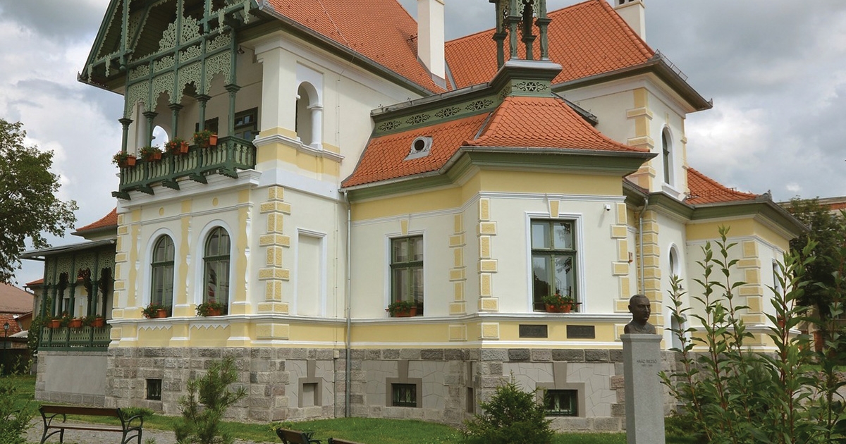 Kiteljesedne a székelyudvarhelyi múzeumi tér