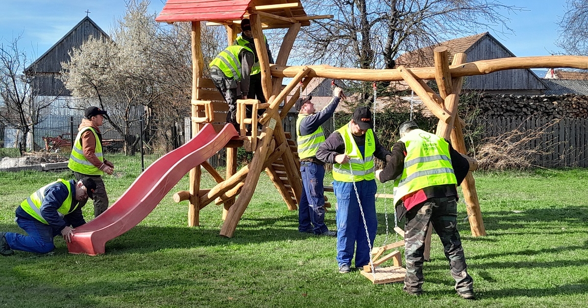 Új játszótéri elemet vehetnek birtokba a csíkdánfalvi napközisek