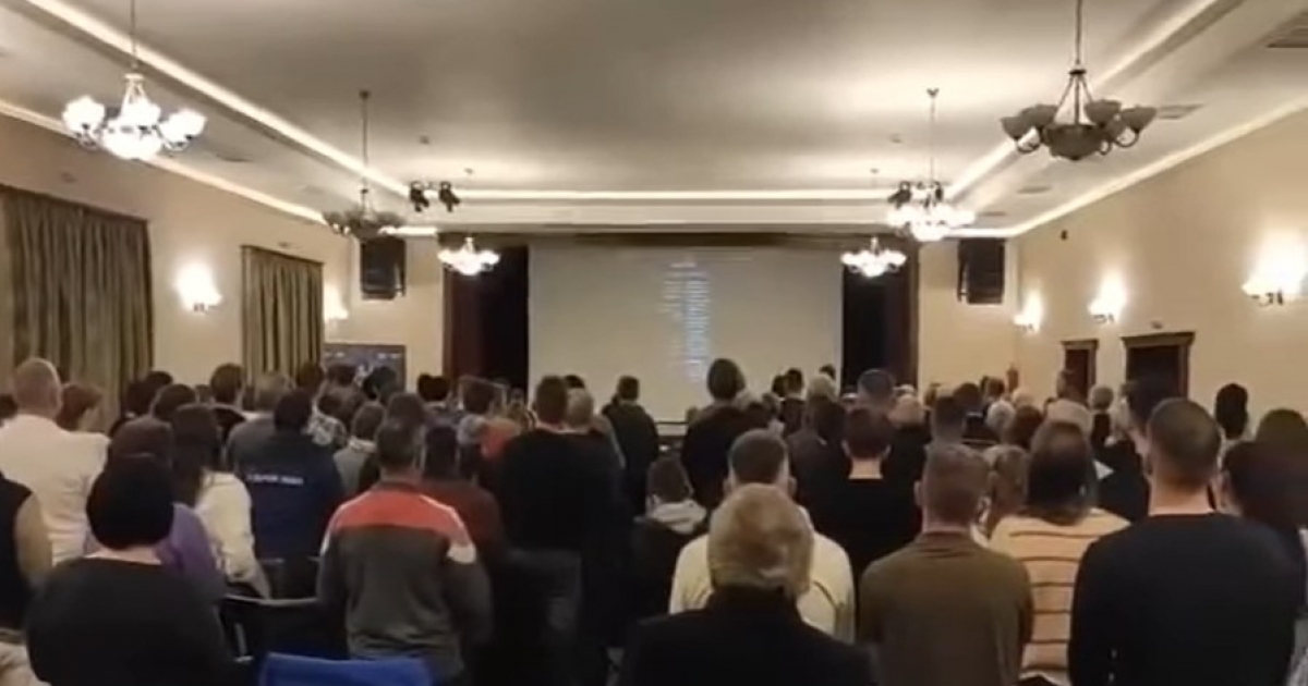 Így énekelték a nézők a magyar és a székely himnuszt Kisgalambfalván a Most vagy soha! vetítése után – videó