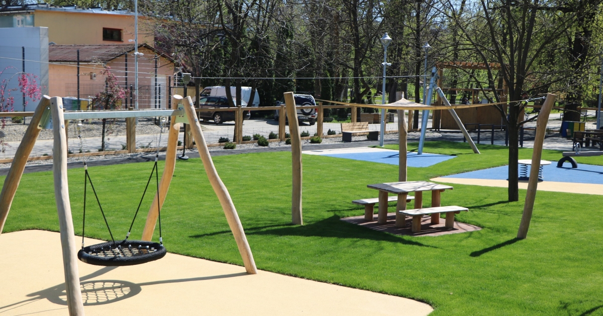 Képeken mutatjuk a székelyudvarhelyi Sétatéren lévő teljesen új játszóteret