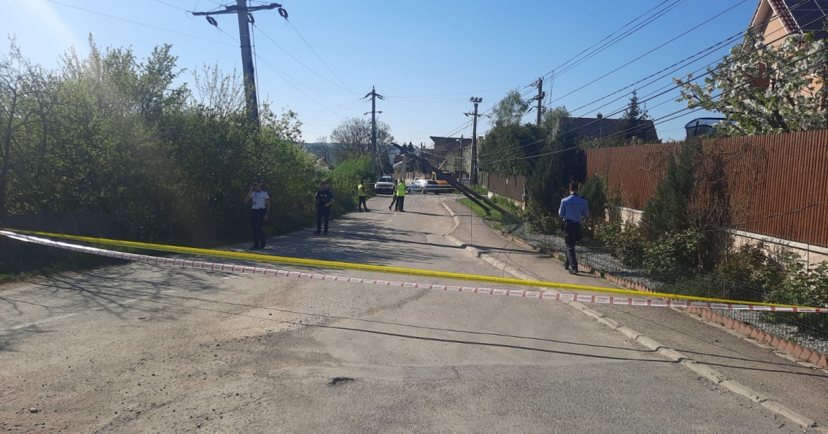 Három faoszlopot döntött ki egy teherautó Székelyudvarhelyen