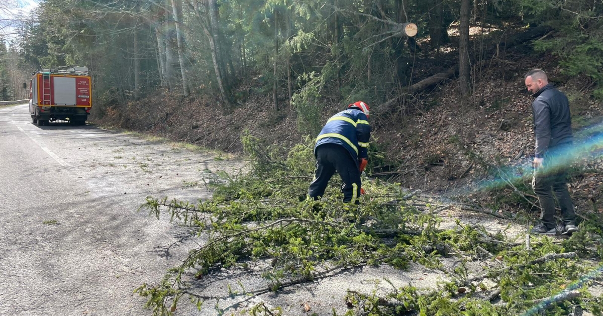Az önkéntes tűzoltókkal társul a megyei tanács, hogy biztosítsák a közlekedést a megyei utakon