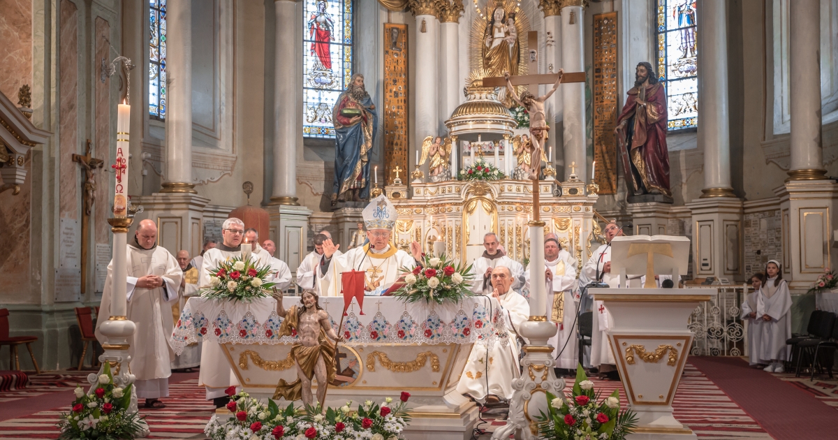 Jubiláló ferences szerzeteseket köszöntöttek a csíksomlyói kegytemplomban