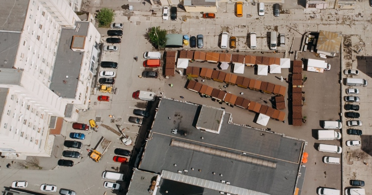 Hétfőn kezdődik a piactér belső udvarának az aszfaltozása Csíkszeredában