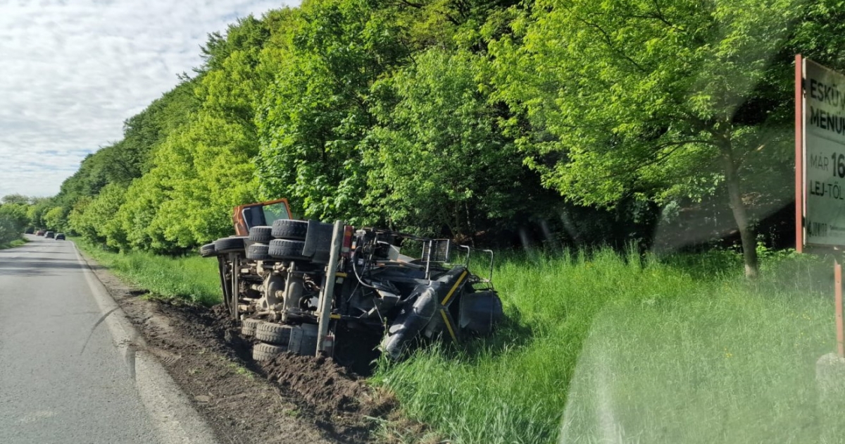 Felborult egy betonkeverő Szejkefürdőn, lezárják az országutat