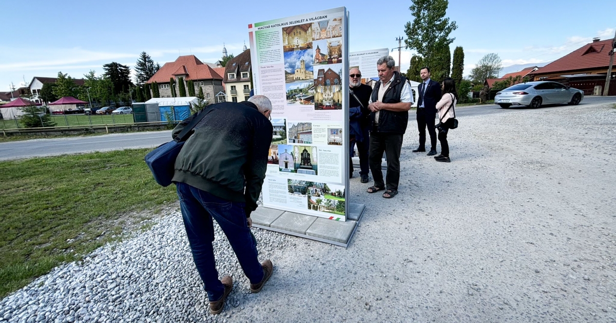Vándorkiállítás nyílt Csíksomlyón