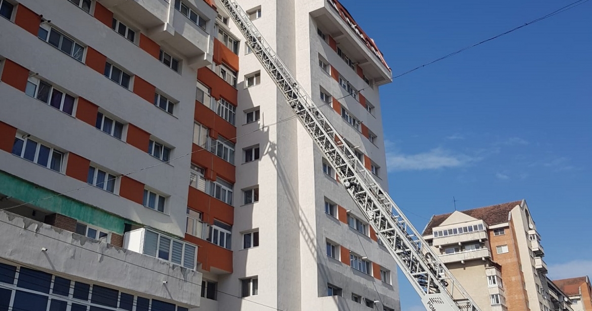 Veszélyessé vált elszabadult építőelemeket távolítanak el egy tömbház tetejéről