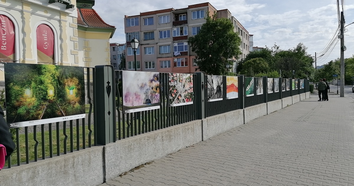 Szokatlan perspektívából mutatja meg Romániát a Székelyudvarhelyen megnyílt tárlat