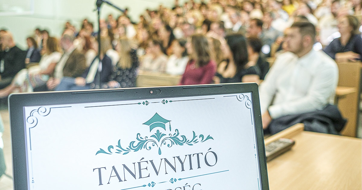 Itthon is pezsgő az egyetemi élet