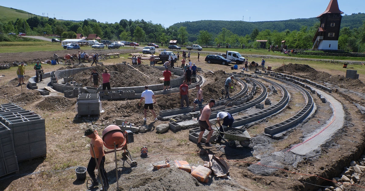 Színpad és lelátó épül