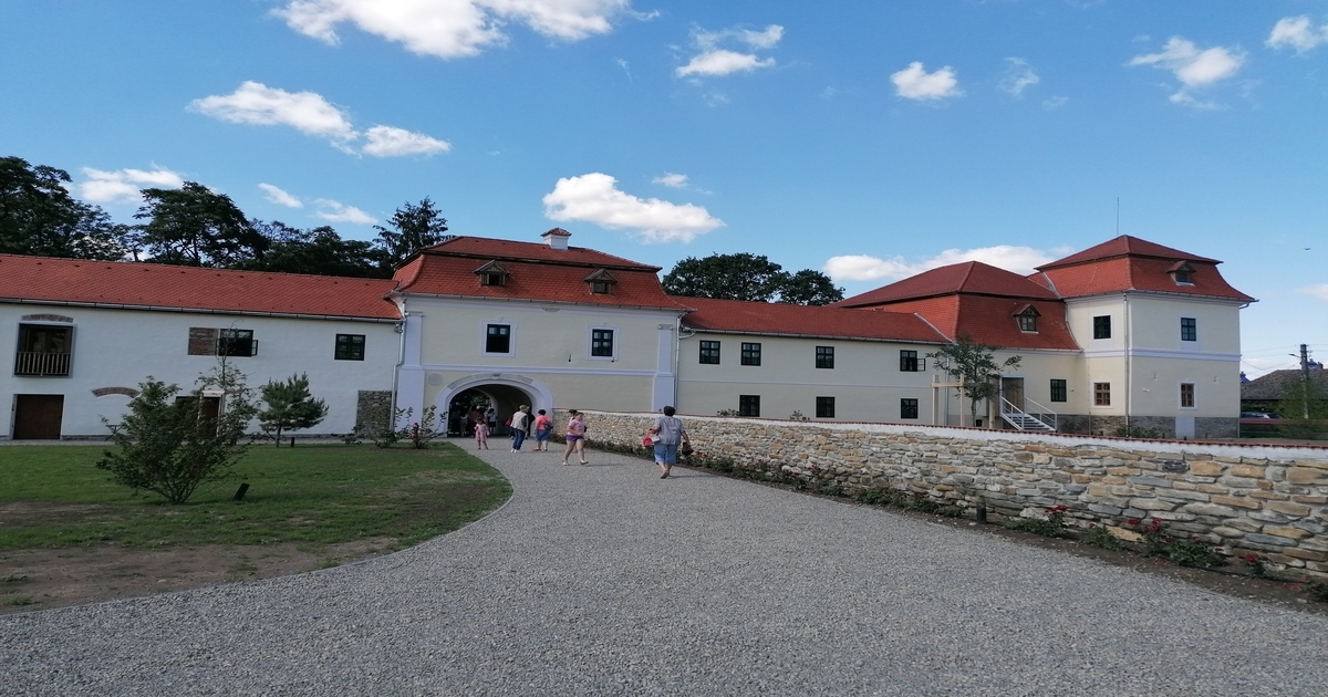 Megnyitották a fiatfalvi Ugron-kastélyt