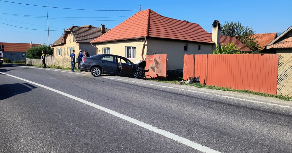Lesodródott az útról, kerítésnek ütközött egy autó Csíkrákoson