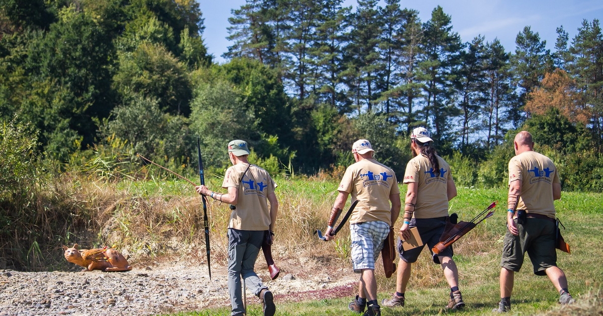 Íjászok lepik el a parajdi Sószorost
