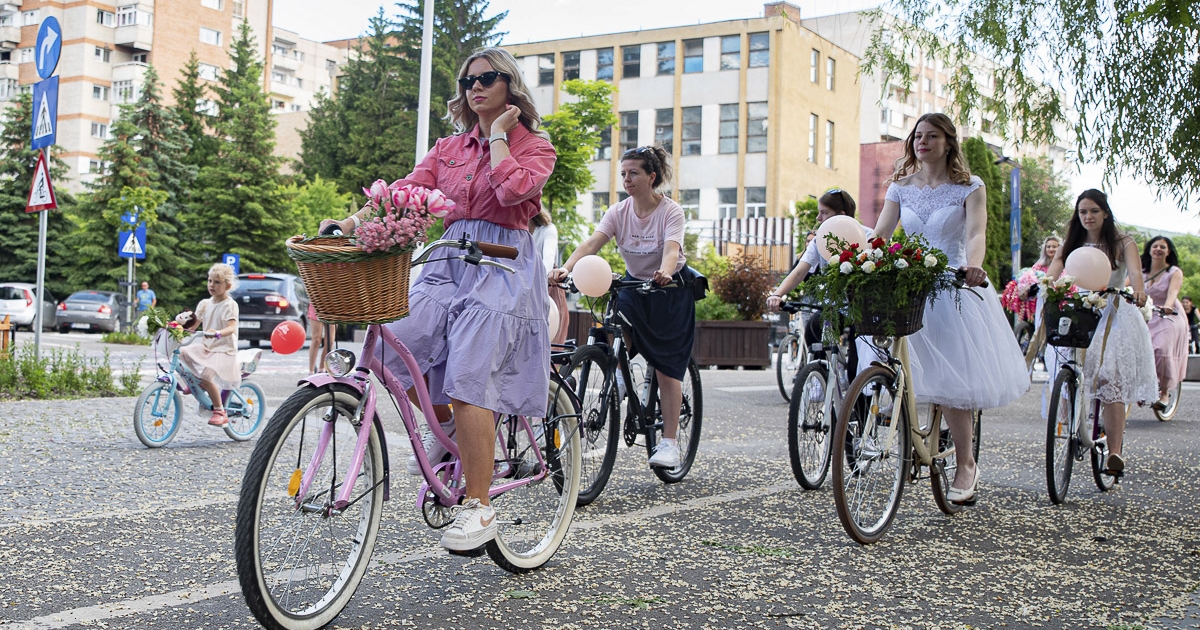 Szoknyás, kerékpáros július