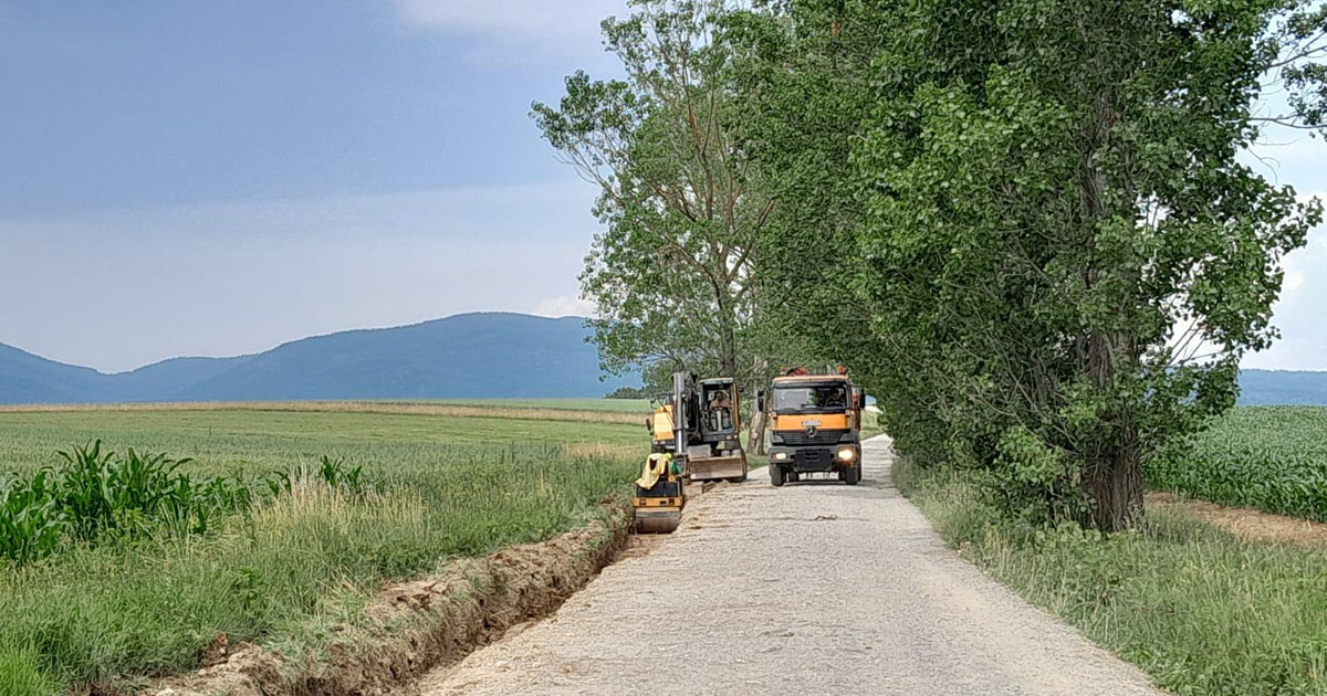 Aszfaltúton Madicsába