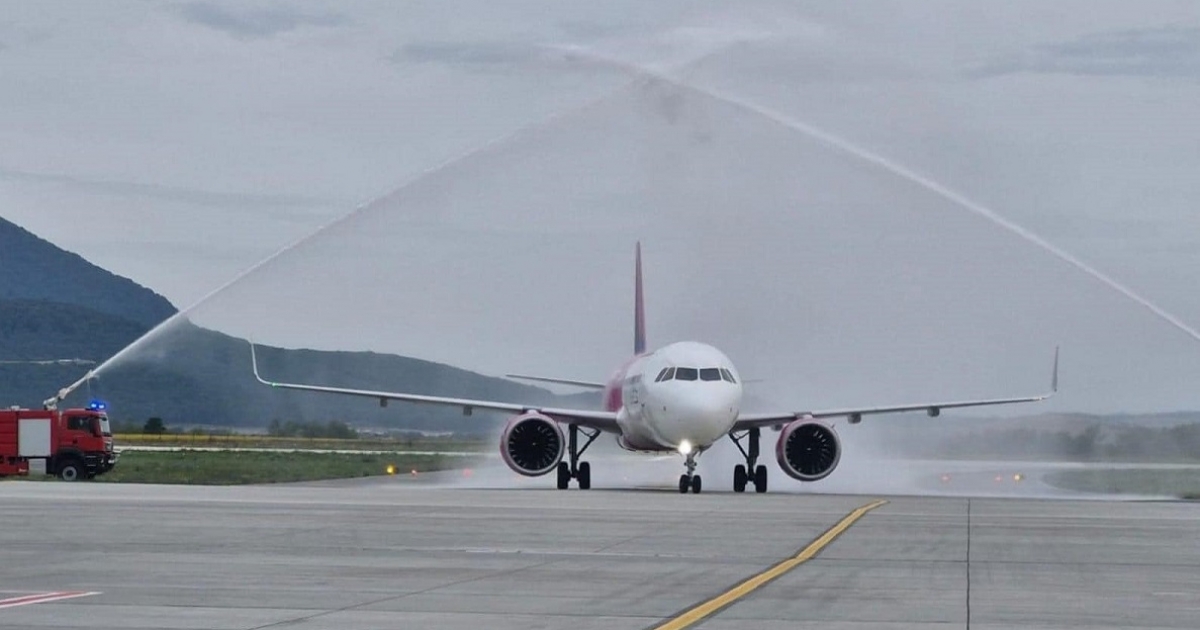 Leszállt az első Budapest–Brassó járat a brassói nemzetközi repülőtéren