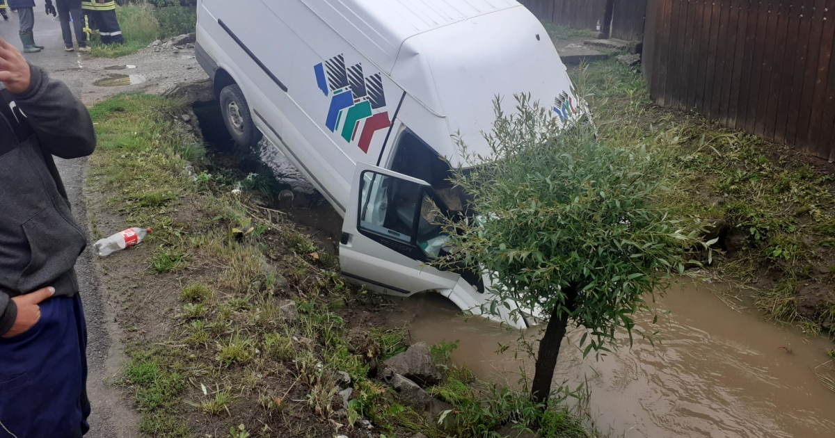 Patakba csúszott egy autó Gyergyóremetén