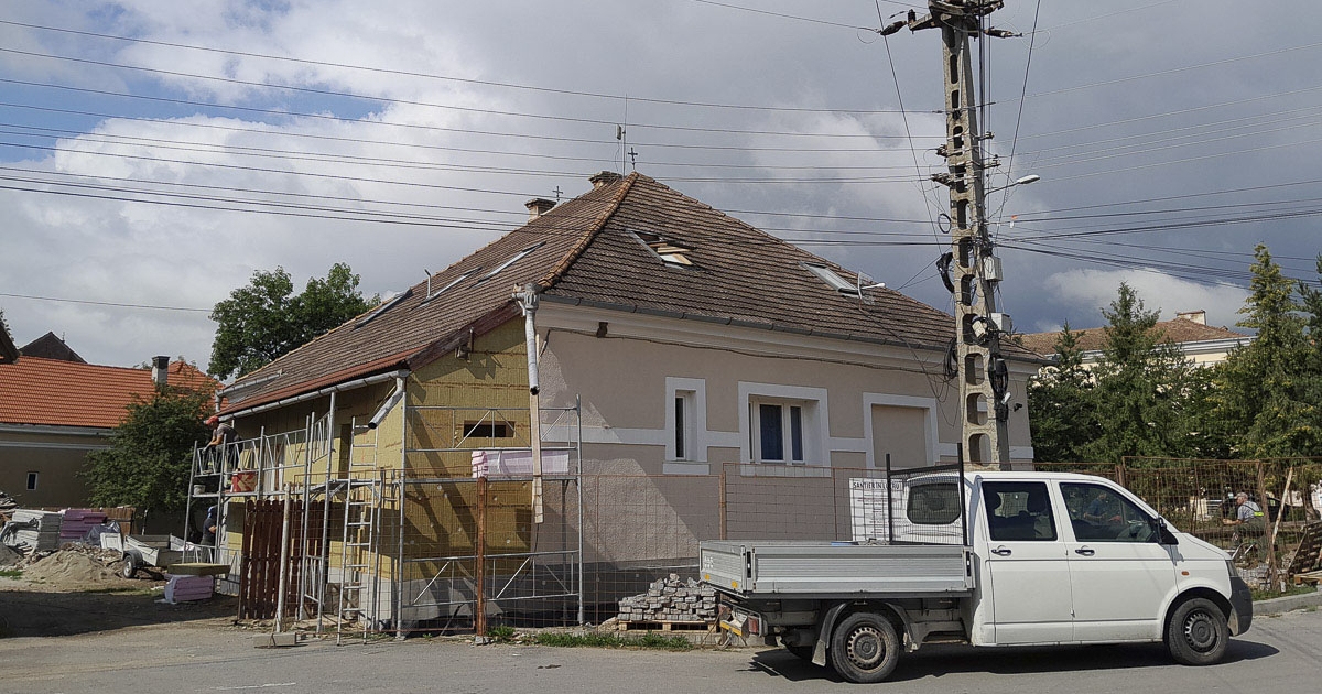 Tető alatt a felújítás