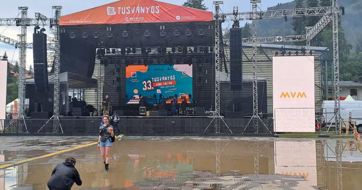 Felhőszakadás miatt félbeszakadt Tusványoson az egyik pódiumbeszélgetés